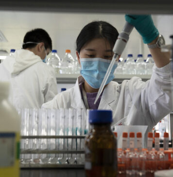 Американский эксперт назвал «единственным» источником коронавируса утечку из китайской лаборатории