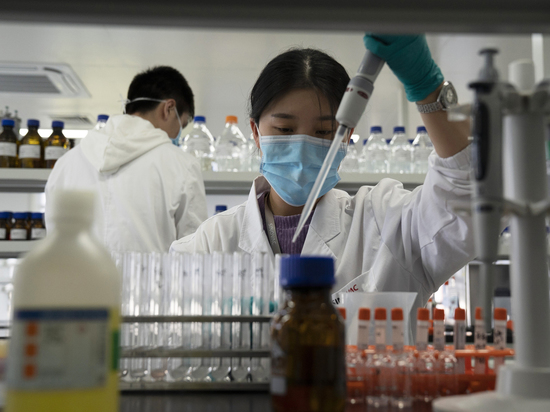 Американский эксперт назвал «единственным» источником коронавируса утечку из китайской лаборатории