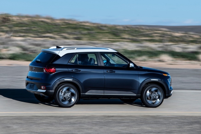 Маленький бюджетный кроссовер Hyundai снова попался шпионам: теперь две версии разом