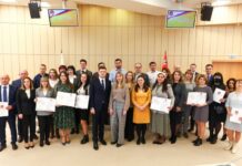 Первые в этом году 30 медработников получили свидетельства на соципотеку