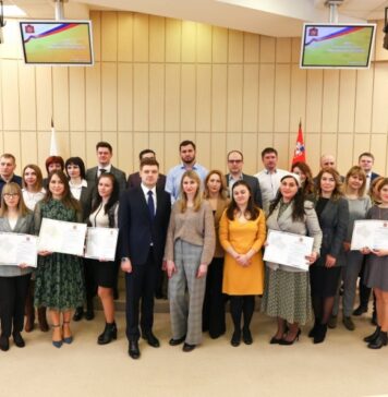 Первые в этом году 30 медработников получили свидетельства на соципотеку