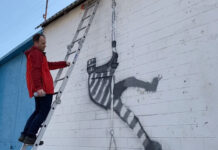 «По мотивам Бэнкси»: украинский министр нарисовал граффити на стене тюрьмы