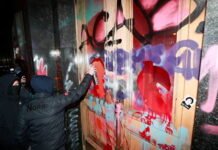 Разрисованные двери Офиса Зеленского признаны арт-объектом