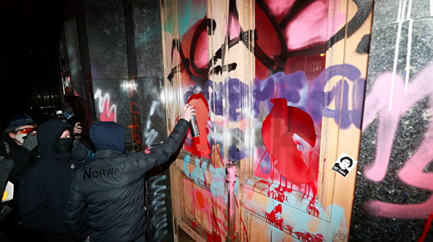 Разрисованные двери Офиса Зеленского признаны арт-объектом