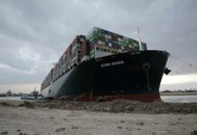 Россия готова помочь Египту снять с мели контейнеровоз в Суэцком канале