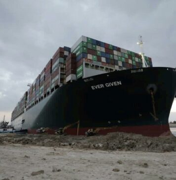 Россия готова помочь Египту снять с мели контейнеровоз в Суэцком канале