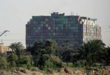 В Суэцком канале могут начать разгрузку севшего на мель корабля