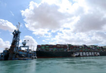 Застрявшее в Суэцком канале судно Ever Given не удалось сдвинуть
