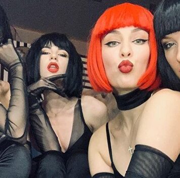 С бокалами и полуголые: балет Maruv зажег в детском центре