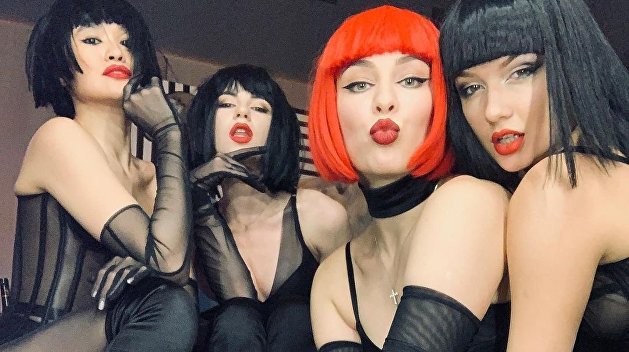 С бокалами и полуголые: балет Maruv зажег в детском центре