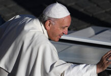 «Папа Римский» прокатился на «Таврии» по Харькову